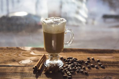 Cappuccino ve kahve çekirdekleri, tarçın. arka plan kavrulmuş kahve çekirdekleri yakın çekim. Kahve çekirdekleri ile metin için yer. Baharat. Baharat. Tarçın. Badian. Kahve evi. Latte. Kapuçino.