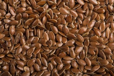 Beyaz arka plan üzerinde izole keten tohumu kapatın. Kase kahverengi keten tohumu ya da keten tohumu dolu. Tahıllar. Vitaminler. Sağlıklı gıda.