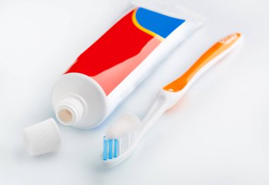 diş fırçası ve diş macunu üzerine beyaz izole. Diş ipi. Sağlık ve diş temizliği. Kişisel Hijyen. Sağlıklı bir ağız. Banyo Gereçleri. aksesuarlar.