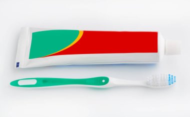 diş fırçası ve diş macunu üzerine beyaz izole. Diş ipi. Sağlık ve diş temizliği. Kişisel Hijyen. Sağlıklı bir ağız. Banyo Gereçleri. aksesuarlar.