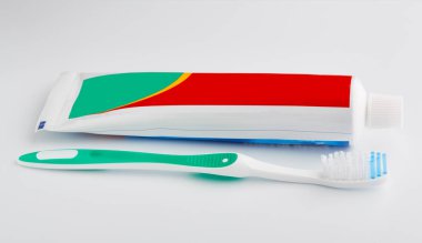 diş fırçası ve diş macunu üzerine beyaz izole. Diş ipi. Sağlık ve diş temizliği. Kişisel Hijyen. Sağlıklı bir ağız. Banyo Gereçleri. aksesuarlar.