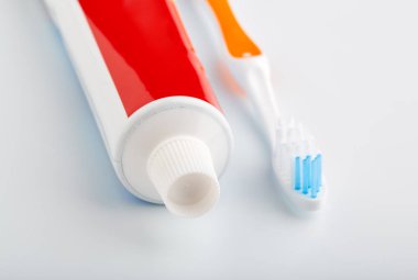 diş fırçası ve diş macunu üzerine beyaz izole. Diş ipi. Sağlık ve diş temizliği. Kişisel Hijyen. Sağlıklı bir ağız. Banyo Gereçleri. aksesuarlar.