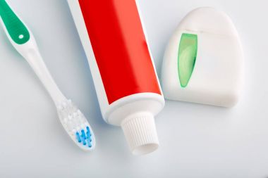 diş fırçası ve diş macunu üzerine beyaz izole. Diş ipi. Sağlık ve diş temizliği. Kişisel Hijyen. Sağlıklı bir ağız. Banyo Gereçleri. aksesuarlar.