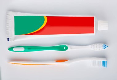 diş fırçası ve diş macunu üzerine beyaz izole. Diş ipi. Sağlık ve diş temizliği. Kişisel Hijyen. Sağlıklı bir ağız. Banyo Gereçleri. aksesuarlar.