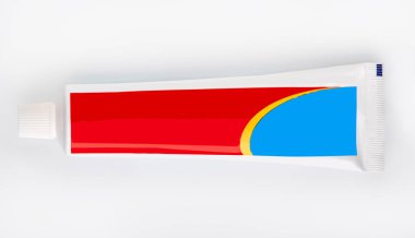 diş fırçası ve diş macunu üzerine beyaz izole. Diş ipi. Sağlık ve diş temizliği. Kişisel Hijyen. Sağlıklı bir ağız. Banyo Gereçleri. aksesuarlar.