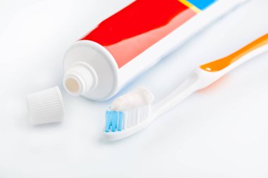 diş fırçası ve diş macunu üzerine beyaz izole. Diş ipi. Sağlık ve diş temizliği. Kişisel Hijyen. Sağlıklı bir ağız. Banyo Gereçleri. aksesuarlar.