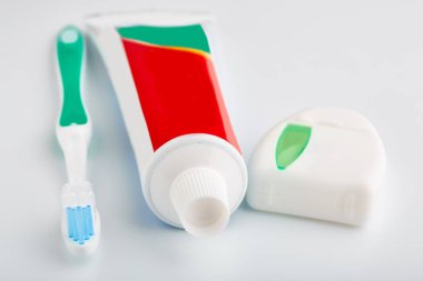 diş fırçası ve diş macunu üzerine beyaz izole. Diş ipi. Sağlık ve diş temizliği. Kişisel Hijyen. Sağlıklı bir ağız. Banyo Gereçleri. aksesuarlar.