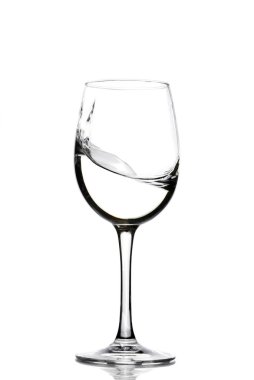 Kristal berraklığında su bir bardak şarap için bir sıçrama. Su sıçraması. İçme suyu. Alkol.