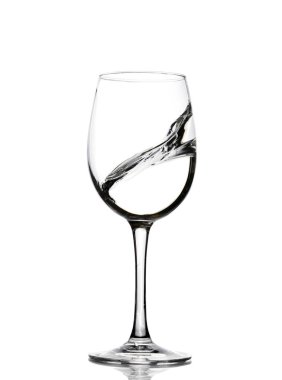 Kristal berraklığında su bir bardak şarap için bir sıçrama. Su sıçraması. İçme suyu. Alkol.