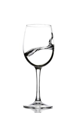 Kristal berraklığında su bir bardak şarap için bir sıçrama. Su sıçraması. İçme suyu. Alkol.