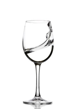 Kristal berraklığında su bir bardak şarap için bir sıçrama. Su sıçraması. İçme suyu. Alkol.