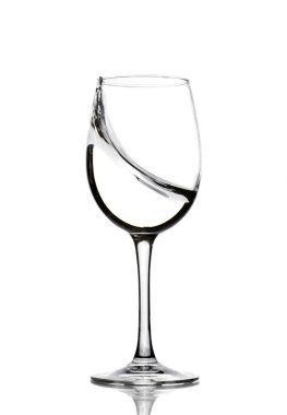 Kristal berraklığında su bir bardak şarap için bir sıçrama. Su sıçraması. İçme suyu. Alkol.