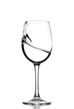 Kristal berraklığında su bir bardak şarap için bir sıçrama. Su sıçraması. İçme suyu. Alkol.