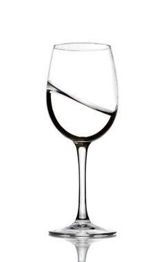 Kristal berraklığında su bir bardak şarap için bir sıçrama. Su sıçraması. İçme suyu. Alkol.