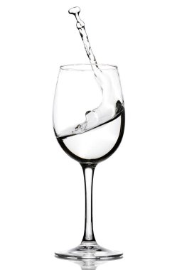 Kristal berraklığında su bir bardak şarap için bir sıçrama. Su sıçraması. İçme suyu. Alkol.