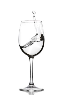 Kristal berraklığında su bir bardak şarap için bir sıçrama. Su sıçraması. İçme suyu. Alkol.