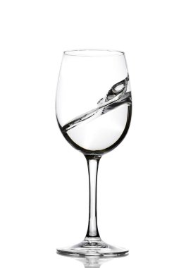 Kristal berraklığında su bir bardak şarap için bir sıçrama. Su sıçraması. İçme suyu. Alkol.