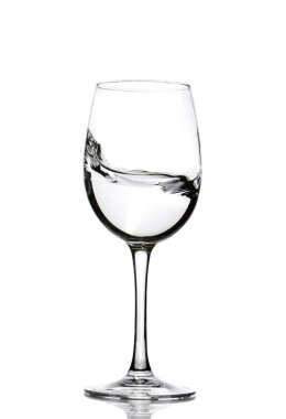 Kristal berraklığında su bir bardak şarap için bir sıçrama. Su sıçraması. İçme suyu. Alkol.