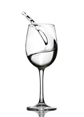 Kristal berraklığında su bir bardak şarap için bir sıçrama. Su sıçraması. İçme suyu. Alkol.