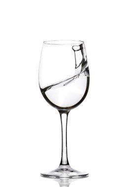 Kristal berraklığında su bir bardak şarap için bir sıçrama. Su sıçraması. İçme suyu. Alkol.