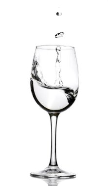 Kristal berraklığında su bir bardak şarap için bir sıçrama. Su sıçraması. İçme suyu. Alkol.