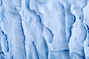 Yapısal sıva üzerinde siyah bir arka plan mavi. Beyaz krema. boya karalama. Hamuru