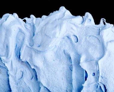 Yapısal sıva üzerinde siyah bir arka plan mavi. Beyaz krema. boya karalama. Hamuru