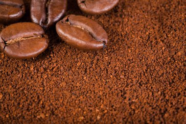 kavrulmuş kahvenin beyaz arka planda izole. Kavrulmuş kahve çekirdekleri arka plan kapatın. Kahve çekirdekleri çekilmiş kahve ile kopya alanı metin için arka plan üzerinde kazık. Günaydın.