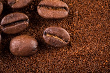 kavrulmuş kahvenin beyaz arka planda izole. Kavrulmuş kahve çekirdekleri arka plan kapatın. Kahve çekirdekleri çekilmiş kahve ile kopya alanı metin için arka plan üzerinde kazık. Günaydın.