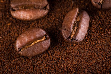 kavrulmuş kahvenin beyaz arka planda izole. Kavrulmuş kahve çekirdekleri arka plan kapatın. Kahve çekirdekleri çekilmiş kahve ile kopya alanı metin için arka plan üzerinde kazık. Günaydın.