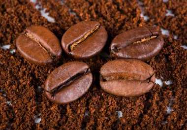 kavrulmuş kahvenin beyaz arka planda izole. Kavrulmuş kahve çekirdekleri arka plan kapatın. Kahve çekirdekleri çekilmiş kahve ile kopya alanı metin için arka plan üzerinde kazık. Günaydın.