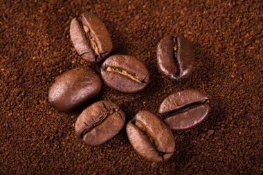 kavrulmuş kahvenin beyaz arka planda izole. Kavrulmuş kahve çekirdekleri arka plan kapatın. Kahve çekirdekleri çekilmiş kahve ile kopya alanı metin için arka plan üzerinde kazık. Günaydın.