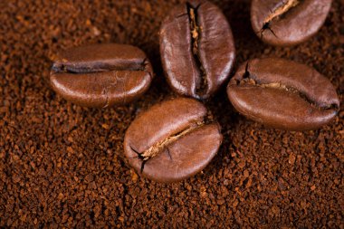 kavrulmuş kahvenin beyaz arka planda izole. Kavrulmuş kahve çekirdekleri arka plan kapatın. Kahve çekirdekleri çekilmiş kahve ile kopya alanı metin için arka plan üzerinde kazık. Günaydın.