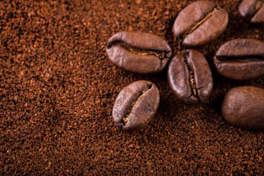 kavrulmuş kahvenin beyaz arka planda izole. Kavrulmuş kahve çekirdekleri arka plan kapatın. Kahve çekirdekleri çekilmiş kahve ile kopya alanı metin için arka plan üzerinde kazık. Günaydın.