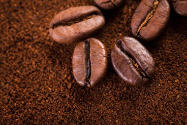 kavrulmuş kahvenin beyaz arka planda izole. Kavrulmuş kahve çekirdekleri arka plan kapatın. Kahve çekirdekleri çekilmiş kahve ile kopya alanı metin için arka plan üzerinde kazık. Günaydın.