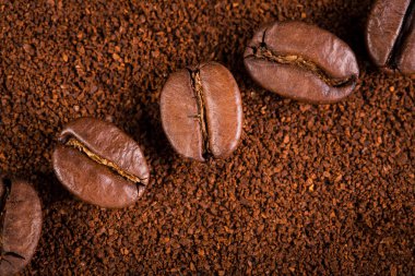 kavrulmuş kahvenin beyaz arka planda izole. Kavrulmuş kahve çekirdekleri arka plan kapatın. Kahve çekirdekleri çekilmiş kahve ile kopya alanı metin için arka plan üzerinde kazık. Günaydın.