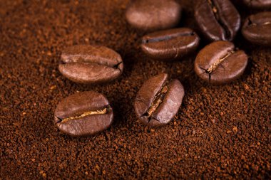 kavrulmuş kahvenin beyaz arka planda izole. Kavrulmuş kahve çekirdekleri arka plan kapatın. Kahve çekirdekleri çekilmiş kahve ile kopya alanı metin için arka plan üzerinde kazık. Günaydın.