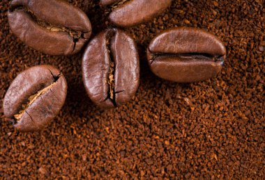 kavrulmuş kahvenin beyaz arka planda izole. Kavrulmuş kahve çekirdekleri arka plan kapatın. Kahve çekirdekleri çekilmiş kahve ile kopya alanı metin için arka plan üzerinde kazık. Günaydın.