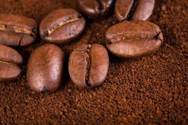 kavrulmuş kahvenin beyaz arka planda izole. Kavrulmuş kahve çekirdekleri arka plan kapatın. Kahve çekirdekleri çekilmiş kahve ile kopya alanı metin için arka plan üzerinde kazık. Günaydın.