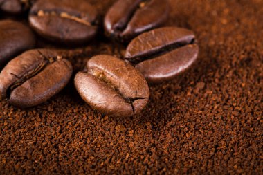 kavrulmuş kahvenin beyaz arka planda izole. Kavrulmuş kahve çekirdekleri arka plan kapatın. Kahve çekirdekleri çekilmiş kahve ile kopya alanı metin için arka plan üzerinde kazık. Günaydın.