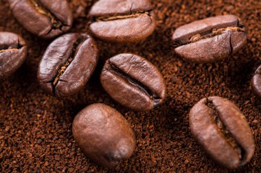 kavrulmuş kahvenin beyaz arka planda izole. Kavrulmuş kahve çekirdekleri arka plan kapatın. Kahve çekirdekleri çekilmiş kahve ile kopya alanı metin için arka plan üzerinde kazık. Günaydın.