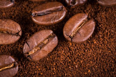 kavrulmuş kahvenin beyaz arka planda izole. Kavrulmuş kahve çekirdekleri arka plan kapatın. Kahve çekirdekleri çekilmiş kahve ile kopya alanı metin için arka plan üzerinde kazık. Günaydın.