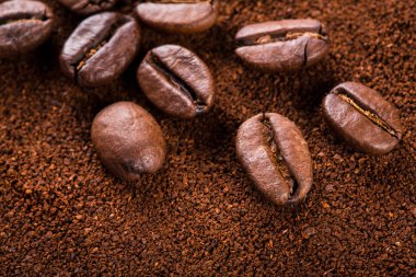 kavrulmuş kahvenin beyaz arka planda izole. Kavrulmuş kahve çekirdekleri arka plan kapatın. Kahve çekirdekleri çekilmiş kahve ile kopya alanı metin için arka plan üzerinde kazık. Günaydın.