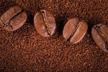 kavrulmuş kahvenin beyaz arka planda izole. Kavrulmuş kahve çekirdekleri arka plan kapatın. Kahve çekirdekleri çekilmiş kahve ile kopya alanı metin için arka plan üzerinde kazık. Günaydın.