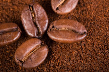 kavrulmuş kahvenin beyaz arka planda izole. Kavrulmuş kahve çekirdekleri arka plan kapatın. Kahve çekirdekleri çekilmiş kahve ile kopya alanı metin için arka plan üzerinde kazık. Günaydın.