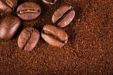 kavrulmuş kahvenin beyaz arka planda izole. Kavrulmuş kahve çekirdekleri arka plan kapatın. Kahve çekirdekleri çekilmiş kahve ile kopya alanı metin için arka plan üzerinde kazık. Günaydın.