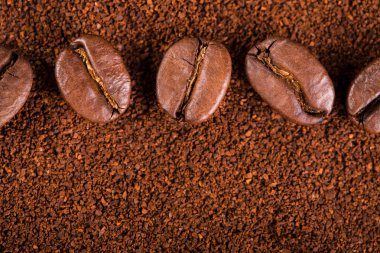 kavrulmuş kahvenin beyaz arka planda izole. Kavrulmuş kahve çekirdekleri arka plan kapatın. Kahve çekirdekleri çekilmiş kahve ile kopya alanı metin için arka plan üzerinde kazık. Günaydın.