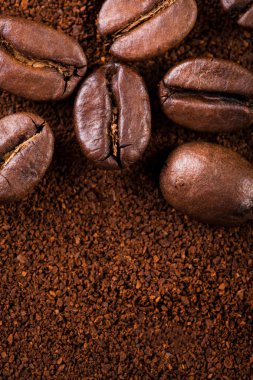 kavrulmuş kahvenin beyaz arka planda izole. Kavrulmuş kahve çekirdekleri arka plan kapatın. Kahve çekirdekleri çekilmiş kahve ile kopya alanı metin için arka plan üzerinde kazık. Günaydın.