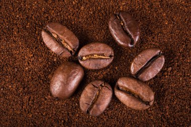 kavrulmuş kahvenin beyaz arka planda izole. Kavrulmuş kahve çekirdekleri arka plan kapatın. Kahve çekirdekleri çekilmiş kahve ile kopya alanı metin için arka plan üzerinde kazık. Günaydın.