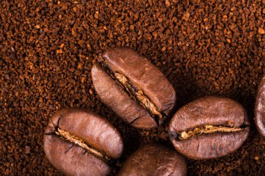 kavrulmuş kahvenin beyaz arka planda izole. Kavrulmuş kahve çekirdekleri arka plan kapatın. Kahve çekirdekleri çekilmiş kahve ile kopya alanı metin için arka plan üzerinde kazık. Günaydın.